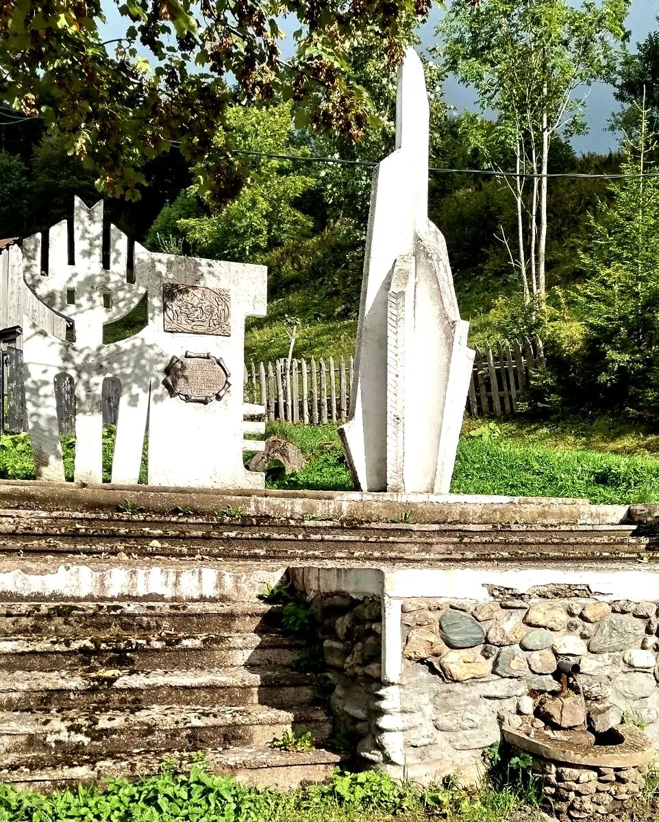 Biserica de lemn din Budești (Josani) Monumentul din Pasul Prislop