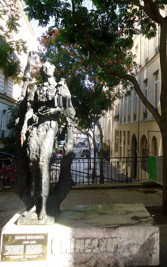 Paris - statuia lui Mihai Eminescu Paris - statuia lui Mihai Eminescu