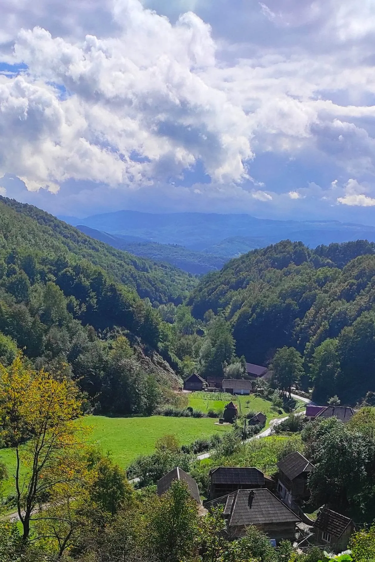 Bârsana - vedere de la Bisericuța lui Nuțu (foto de Nelia Daniela Dîncu) Bârsana - vedere de la Bisericuța lui Nuțu (foto de Nelia Daniela Dîncu)